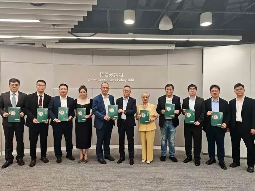 一群人站在一起
AI 生成的內容可能不正確。